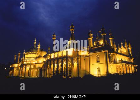 Royal Pavilion à Brighton, Angleterre Nuit Banque D'Images