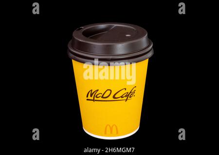 Lstanbul - Turquie - novembre 2021 : tasse de café en papier jaune McDonalds.Gobelet en carton.Café MCD.Sur un arrière-plan noir isolé Banque D'Images