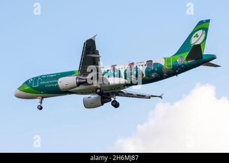 AER Lingus Airbus A320 avion-avion de ligne EI-DEO atterrissant à l'aéroport de Londres Heathrow, Londres, Royaume-Uni.Logojet nommé Green Spirit avec des joueurs de rugby irlandais Banque D'Images