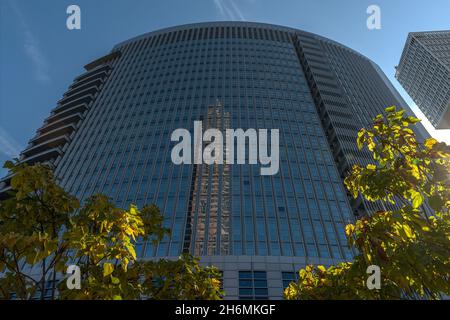 le messeturm se reflète dans la façade en verre d'une maison en face Banque D'Images