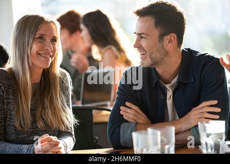 Homme mature et femme mature parlant au bureau Banque D'Images