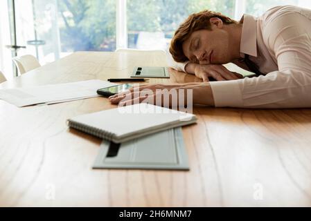 Fatigué businessman sleeping in office Banque D'Images