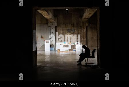 Un préposé de la Tate Modern Gallery de Londres se trouve à l'entrée de l'une des salles de la galerie Tanks dans le bâtiment Blavatnik. Banque D'Images