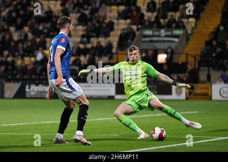 NOTTINGHAM, ROYAUME-UNI.16 NOVEMBRE.Anthony Patterson du comté de Notts se dégage sous la pression de Jake Beesley de Rochdale lors du match de répétition de la coupe Emirates FA du 1er tour entre Notts County et Rochdale au stade Meadow Lane, Nottingham, le mardi 16 novembre 2021.(Crédit : James HolyOak) Banque D'Images