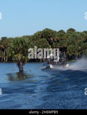 2014 octobre - Grande embarcation commerciale en excursion pleine de passagers sur la rivière St Johns près de Noël, Floride, États-Unis.- Midway Airboats l'operatorope Banque D'Images