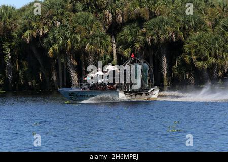 2014 octobre - Grande embarcation commerciale en excursion pleine de passagers sur la rivière St Johns près de Noël, Floride, États-Unis.- Midway Airboats l'operatorope Banque D'Images