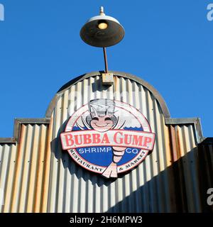 Panneau au-dessus du restaurant Bubba Gump Shrimp Co à Pier 39, San Francisco, Californie ; restaurant sur le thème des fruits de mer basé sur les personnages du film Forrest Gump. Banque D'Images