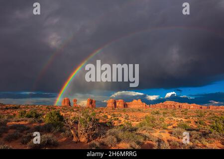 Double arc-en-ciel sur Balanced Rock dans le parc national d'Arches, Utah Banque D'Images