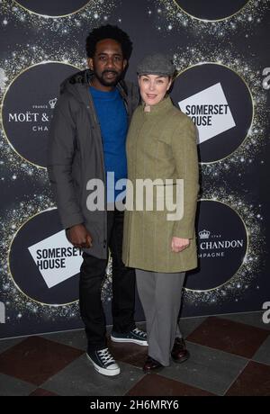 LONDRES, ANGLETERRE - NOVEMBRE 16 : Rhashan Stone et Olivia Williams assistent au skate à Somerset House, Londres, Angleterre.Le 16 novembre 2021.photo Gary Mitchell/Alamy Live News Banque D'Images