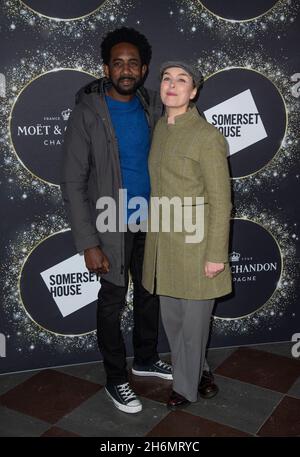 LONDRES, ANGLETERRE - NOVEMBRE 16 : Rhashan Stone et Olivia Williams assistent au skate à Somerset House, Londres, Angleterre.Le 16 novembre 2021.photo Gary Mitchell/Alamy Live News Banque D'Images