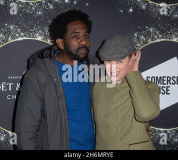 LONDRES, ANGLETERRE - NOVEMBRE 16 : Rhashan Stone et Olivia Williams assistent au skate à Somerset House, Londres, Angleterre.Le 16 novembre 2021.photo Gary Mitchell/Alamy Live News Banque D'Images