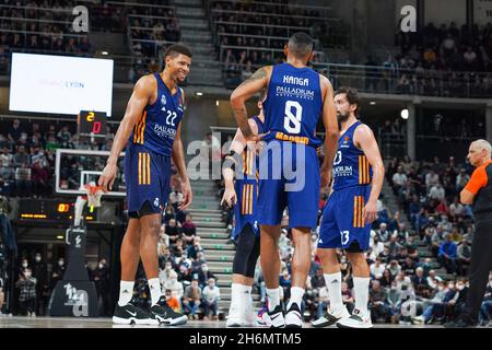 Lyon, France.16 novembre 2021.Lyon, France, le 16 novembre 2021 Walter Samuel Tavares (Real Madrid 22) et Adam Hanga (Real Madrid 8) souriant pendant le match de la saison régulière Euroligue Turkish Airlines Round 10 entre LDLC ASVEL Lyon-Villeurbanne et Real Madrid à l'Astroballe Arena de Villeurbanne, France.Lyubomir Domozetski/SPP crédit: SPP Sport Press photo./Alamy Live News Banque D'Images