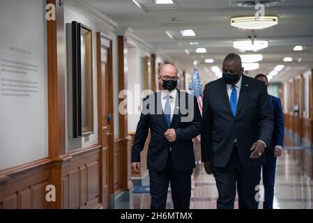 Arlington, États-Unis d'Amérique.16 novembre 2021.Arlington, États-Unis d'Amérique.16 novembre 2021.Le secrétaire américain à la Défense, Lloyd J. Austin III, à droite, et le ministre norvégien de la Défense, Odd Enoksen, marchent ensemble avant leur réunion bilatérale au Pentagone, le 16 novembre 2021, à Arlington, en Virginie.Credit: Lisa Ferdinando/DOD/Alay Live News Banque D'Images