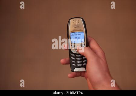 Réglage de l'alarme sur l'ancien téléphone portable, Nokia 6310i Banque D'Images