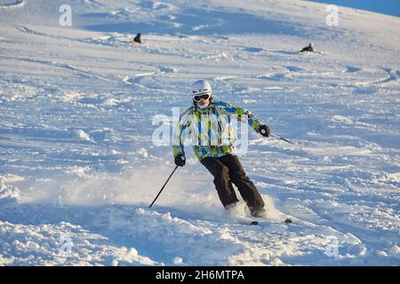 Skieur freeride faisant main debout sur le pic Banque D'Images