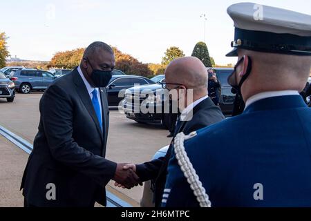 Arlington, États-Unis d'Amérique.16 novembre 2021.Arlington, États-Unis d'Amérique.16 novembre 2021.Le secrétaire américain à la Défense, Lloyd J. Austin III, à gauche, accueille la ministre norvégienne de la Défense, Odd Enoksen, à son arrivée au Pentagone, le 16 novembre 2021 à Arlington, en Virginie.Crédit : SSTGT.Jack Sanders/DOD/Alamy Live News Banque D'Images