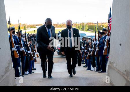 Arlington, États-Unis d'Amérique.16 novembre 2021.Arlington, États-Unis d'Amérique.16 novembre 2021.Le secrétaire américain à la Défense Lloyd J. Austin III, à gauche, escorte la ministre norvégienne de la Défense Odd Enoksen après la cérémonie d'arrivée au Pentagone, le 16 novembre 2021 à Arlington, en Virginie.Credit: Lisa Ferdinando/DOD/Alay Live News Banque D'Images