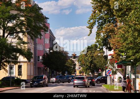 WIENER NEUSTADT, AUTRICHE - 27 juillet 2020 : scène de rue en regardant le circuit de Babenberger et Baumkirchner vers le bâtiment de l'école Baumkirchner Ring Banque D'Images