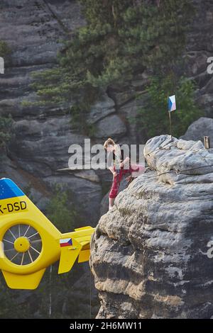 Hélicoptère de sauvetage en montagne Banque D'Images