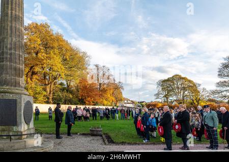 FOCHABERS, MORAY, ÉCOSSE - 14 NOVEMBRE 2021 : c'est une scène de Village Remembrance à Fochabers, Moray, Écosse, le dimanche 14 novembre 2021. Banque D'Images