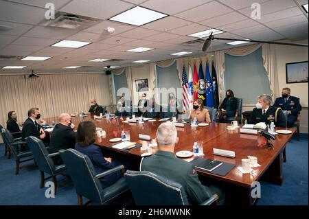 Arlington, États-Unis d'Amérique.16 novembre 2021.Arlington, États-Unis d'Amérique.16 novembre 2021.Le secrétaire américain à la Défense, Lloyd J. Austin III, à droite, et le ministre norvégien de la Défense, Odd Enoksen, lors d'une réunion bilatérale au Pentagone, le 16 novembre 2021, à Arlington, en Virginie.Credit: Lisa Ferdinando/DOD/Alay Live News Banque D'Images