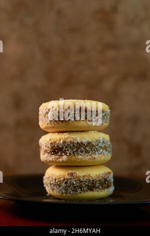 Alfajores avec dulce de leche sur une table en bois.Concept de gastronomie Argentine. Banque D'Images