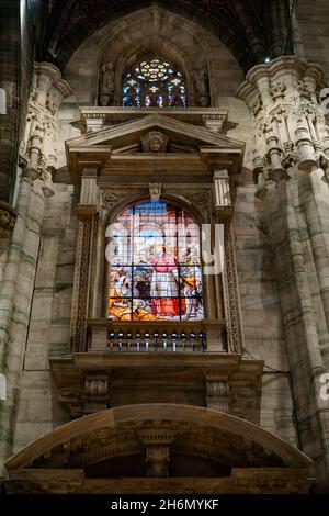 Vitraux dans un magnifique cadre au-dessus du balcon dans le Duomo.Italie, Milan Banque D'Images