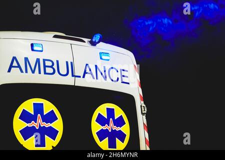 L'ambulance se précipite dans la nuit étoilée sombre Banque D'Images