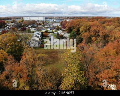 Newport, Delaware, États-Unis - 11 novembre 2021 - la vue aérienne du quartier et le nouvel entrepôt Amazon entouré par les couleurs étonnantes de l'automne Banque D'Images