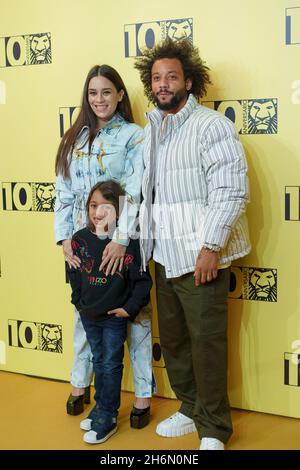 Madrid, Espagne.16 novembre 2021.Clarice Alves, Liam Alves et Marcelo Vieira assistent au 10e anniversaire de la photo musicale « El Rey Leon » au théâtre Lope de Vega de Madrid.Crédit : SOPA Images Limited/Alamy Live News Banque D'Images