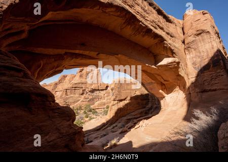 Vue sur l'arrière de Tower Arch dans le parc national d'Arches Banque D'Images