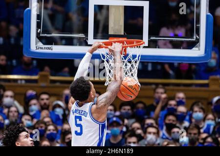 Durham, Caroline du Nord, États-Unis.16 novembre 2021.Duke Blue Devils avance Paolo Banchero (5) dédrée contre le Gardner Webb Runnin Bulldogs pendant la première moitié du match de basket-ball de la NCAA à Cameron Indoor à Durham, en Caroline du Nord.(Scott Kinser/Cal Sport Media).Crédit : csm/Alay Live News Banque D'Images