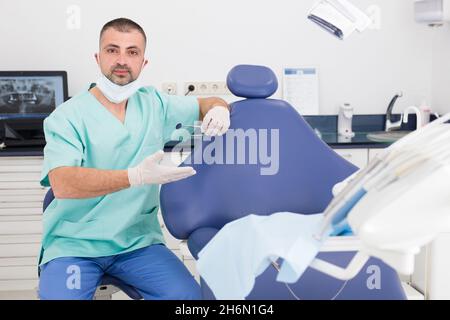 Portrait d'un médecin dentiste en uniforme Banque D'Images