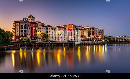 Architecture du domaine d'Emerald Lakes au coucher du soleil, Gold Coast, Queensland, Australie Banque D'Images