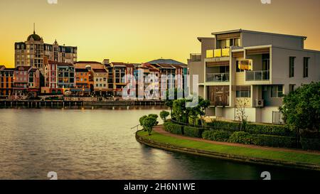 Architecture du domaine d'Emerald Lakes au coucher du soleil, Gold Coast, Queensland, Australie Banque D'Images