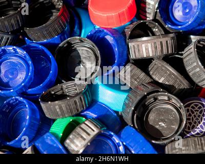 Jeu de bouchons en plastique de différentes couleurs pour la collecte et le recyclage Banque D'Images