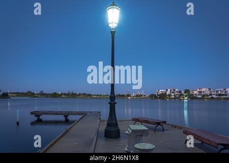 Ancien lampadaire dans Emerald Lakes Estate la nuit, Gold Coast, Queensland, Australie Banque D'Images