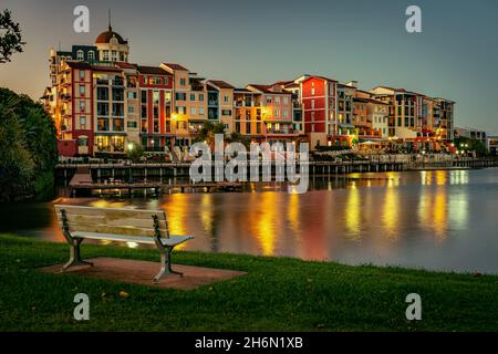 Architecture du domaine d'Emerald Lakes au coucher du soleil, Gold Coast, Queensland, Australie Banque D'Images