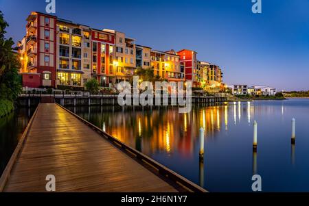 Architecture du domaine d'Emerald Lakes au coucher du soleil, Gold Coast, Queensland, Australie Banque D'Images