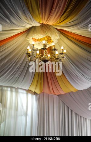 chandelier de luxe dans le lieu de mariage Banque D'Images