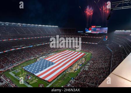 Pendant le feu d'artifice de l'hymne national et le drapeau est déroulé avant le début du match entre les 49ers de San Francisco et les Rams de Los Angeles à San FRA Banque D'Images