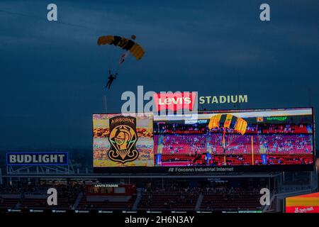 Avant le début du match entre les 49ers de San Francisco et les Rams de Los Angeles, les Golden Knights parachutent dans le stade de San Francisco, lundi Banque D'Images