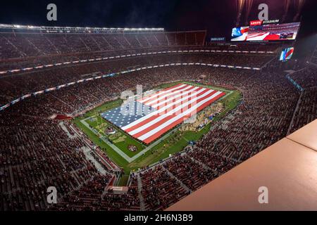 Feux d'artifice et drapeau pendant l'hymne national avant le début du match entre les 49ers de San Francisco et les Rams de Los Angeles à San Francisco, Mond Banque D'Images