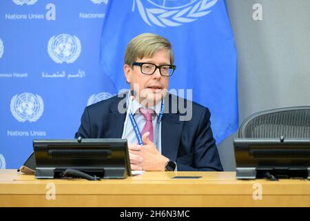 (211117) -- NATIONS UNIES, 17 novembre 2021 (Xinhua) -- Jukka Salovaara, représentant permanent de la Finlande auprès des Nations Unies, présente aux journalistes le lancement de la School Meals Coalition, au siège de l'ONU à New York, le 16 novembre 2021.Cinq agences des Nations Unies ont annoncé mardi leur soutien à un programme visant à améliorer rapidement la nutrition de plus de 150 millions de jeunes élèves qui manquent dans les services de santé et d'alimentation scolaires en raison de la pandémie COVID-19.Dans une déclaration commune publiée au siège de l'ONU, les agences se sont engagées à aider la Coalition des repas scolaires, un groupe de plus Banque D'Images