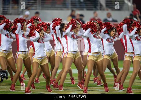 San Francisco 49ers pendant le quatrième trimestre au stade de LeviÕs les meneurs de gaieté de Goldrush se jouent pendant un temps dehors contre les Rams de Los Angeles à sa Banque D'Images