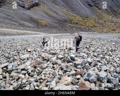 Alpinistes montant une pente abrupte sur Sgurr Dearg depuis Coire Lagan sur la crête de Cuillin sur l'île de Skye, Écosse, Royaume-Uni. Banque D'Images