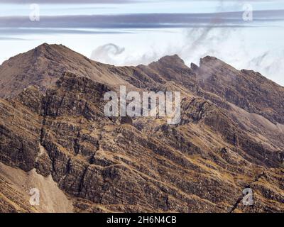 En regardant vers le nord en direction de Bruach na Fritthe, Am Bhabeir et Sgurr Nan Gillan depuis Sgurr Dearg sur la crête de Cuillin, île de Skye, Écosse, Royaume-Uni. Banque D'Images