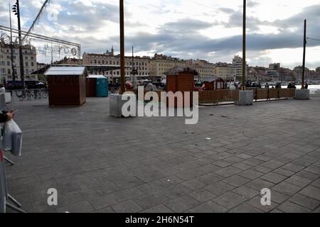 Marseille, France.14 novembre 2021.Vue sur l'entrée du marché de Noël et la basilique notre-Dame de la Garde.Le marché de Noël a eu lieu dans le Vieux-Port de Marseille, au quai de la Fraternité, avec une quarantaine de chalets.Il sera ouvert au public du 20 novembre 2021 au 2 janvier 2022.Crédit : SOPA Images Limited/Alamy Live News Banque D'Images