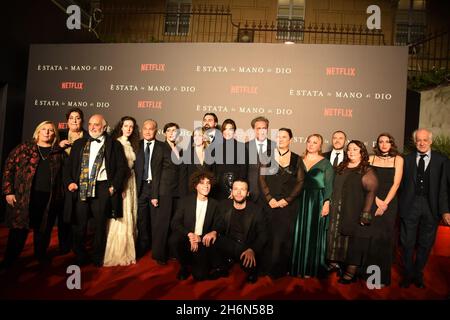 16 novembre 2021, Naples, Campanie, Italie: Le Cast sur tapis rouge lors de la présentation de son dernier film '' E' stata la mano di Dio''.Le dernier travail du réalisateur Paolo Sorrentino, présenté au Metropolitan Cinema de Naples, a été candidat au Prix Oscar 2022 comme le meilleur film étranger.(Credit image: © Pasquale Gargano/Pacific Press via ZUMA Press Wire) Banque D'Images