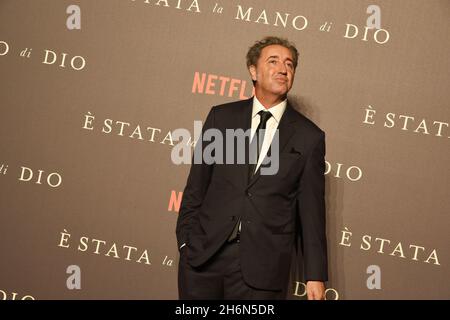 16 novembre 2021, Naples, Campanie, Italie: Le réalisateur Paolo Sorrentino sur le tapis rouge lors de la présentation de son dernier film '' E' stata la mano di Dio''.Le dernier travail de Sorrentino présenté au Metropolitan Cinema de Naples, a été candidat pour le prix Oscar 2022 comme le meilleur film étranger.(Credit image: © Pasquale Gargano/Pacific Press via ZUMA Press Wire) Banque D'Images